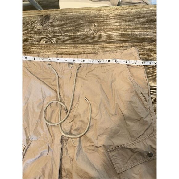 Universal Threads Women's Parachute Cargo Pants Tan Size Medium. NWOT. P - Picture 4 of 10